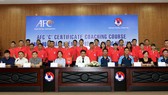 Lãnh đạo VFF chụp hình lưu niệm cùng các giảng viên, trợ giảng và học viên tại lễ khai mạc