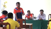 Toàn đội họp trước buổi tập cuối tuần