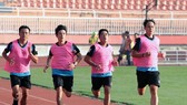 Các trọng tài trong phần kiểm tra thể lực ở đợt 2 tập huấn giữa giai đoạn mùa bóng 2020