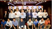 Không chỉ có sự hỗ trợ từ các ông bầu, các đội còn được BTC hỗ trợ về chuyên môn khi cử những HLV tham gia huấn luyện. Ảnh: DŨNG PHƯƠNG