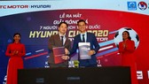 Lãnh đạo Công ty VietFootball cùng nhà tài trợ tại buổi họp báo trưa 5-10. Ảnh: DŨNG PHƯƠNG