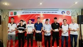Đại diện nhà tài trợ trao quà cho các đội dự giải. Ảnh: Thanh Đình