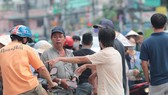 Phe vé hoạt động trước sân Thống Nhất