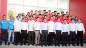 Tập thể đội Long An chụp ảnh lưu niệm với các lãnh đạo UBND Tỉnh, Sở VHTT, Nhà tài trợ. Ảnh: Anh Tuấn