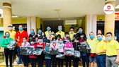 Đoàn công tác trao quà cho học sinh trường Trà Sơn