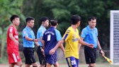 Một thành viên đội CAND phản ứng trọng tài