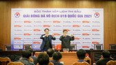 Đại diện các đội tham dự giải trong phần bốc thăm