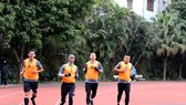 Các trọng tài trong bài kiểm tra thể lực