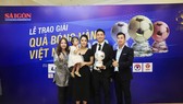 Lãnh đạo Công ty CP Sport chia vui cùng Tiến Dũng trong đêm Gala trao giải Quả bóng vàng 2020