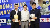 Minh Trí cùng thủ môn Văn Ý chụp ảnh kỷ niệm với Chủ tịch Trần Anh Tú ở đêm Gala. Ảnh: DŨNG PHƯƠNG