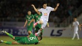 Văn Toàn nỗ lực thoát qua sự truy cản của Thiago. Ảnh: DŨNG PHƯƠNG