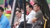 HLV Phan Thanh Hùng chuẩn bị cho 2 trận khó khăn trên sân Hàng Đẫy