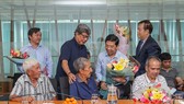 Ban tổ chức thăm hỏi sức khỏe ông Trần Kim Sang. Ảnh: DŨNG PHƯƠNG