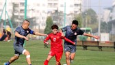 Hải Yến trong nỗ lực tranh bóng cùng các đàn anh cựu tuyển thủ