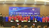 Các học viên chụp hình lưu niệm cùng giảng viên, lãnh đạo VFF
