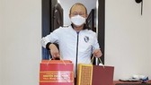 HLV Park Hang-seo cùng những hộp quà tặng