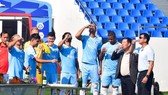 Toàn đội cùng uống ky rượu mừng Xuân ở đầu buổi tập. Ảnh: Viết Định