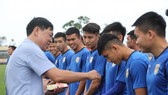 Lãnh đạo CLB Quảng Nam lì xì đầu Xuân cho các cầu thủ