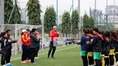 HLV Akira trao đổi cùng các học trò trước buổi tập.