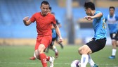 Phú Thọ (áo đỏ) trong trận giao hữu với Hà Nội mới đây. Ảnh: MINH HOÀNG