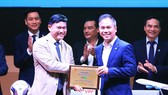 Ông Trần Anh Tú, Chủ tịch HĐQT Công ty VPF trao tặng bảng danh vị cho ông Đặng Tất Thắng – Phó Chủ tịch kiêm TGĐ Hãng Hàng Không Bamboo Airways. Ảnh: VPF