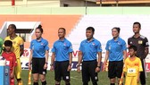 Hai trợ lý trọng tài nữ trong trận Đắk Lắk - Huế