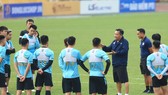 HLV Hoàng Văn Phúc cùng CLB Hà Nội trong buổi tập ngày 5-4. Ảnh: HNFC