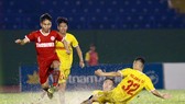 SLNA (áo đỏ) vượt qua Hà Nội trong trận "thủy chiến"