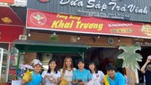 Các thành viên đội tuyển nữ TPHCM đến chung vui cùng thủ quân Huỳnh Như ở ngày khai trương quán