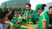 Đại diện nhà tài trợ trao quà lưu niệm đến các đội tham dự. Ảnh: THANH ĐÌNH