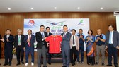 Lãnh đạo VFF trao tặng áo đội tuyển cho nhà tài trợ. Ảnh: VFF