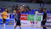 HLV Nguyễn Minh Hải của đội chủ nhà bỏ ngang ra về khi chưa hết trận khi bức xúc từ những quyết định của trọng tài. Ảnh: Thanh Đình