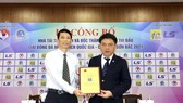Đại diện Lãnh đạo LĐBĐVN và nhà tài trợ tiến hành ký kết và trao chứng thư