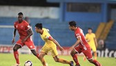 Văn Đức bất lực trước hàng thủ chắc chắn của Hải Phòng. Ảnh: MINH HOÀNG