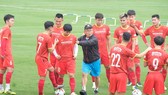 Thầy trò làm việc giữa tiết trời nóng bức. Ảnh: MINH HOÀNG