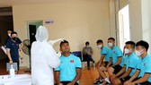 Các cầu thủ tiến hành xét nghiệm Y tế