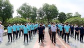 Đội tuyển Việt Nam tại lễ dâng hương tưởng nhớ các Anh hùng liệt sỹ tại tượng đài Bắc Sơn