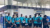 Các cầu thủ trong khi chờ tiến hành làm thủ tục. Ảnh: QUANG TRUNG