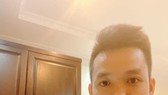 Văn Vũ bên chiếc bánh sinh nhật trong phòng khách sạn