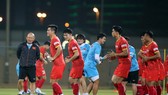 Tiến Linh cùng các đồng đội trên sân Rashid Stadium. Ảnh: ANH KHOA