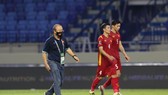 Thầy Park tạm xa các học trò ở trận gặp UAE. Ảnh: THIỀU ANH
