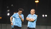 HLV Park Hang-seo và trợ lý Lee Yong Jin trên sân tập. Ảnh: Đoàn Nhật