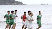 Cầu thủ Topenland Bình Định rèn thể lực bên bờ biển Quy Nhơn