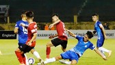 Khánh Hòa (áo xanh) đang có phong độ tốt ở giải hạng Nhất LS 2021