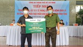 Đại diện Qũy Phát triển Tài năng Việt – cầu thủ Công Phượng trao bảng tượng trưng quà tặng cho Thượng tá Lê Viết Tiệp – Chánh văn phòng Đảng ủy CATP, Trưởng phòng Công tác Đảng và Công tác Chính trị