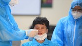 Nguyễn Thị Vạn đang được lấy mẫu xét nghiệm