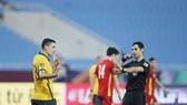 Đội tuyển Việt Nam hai trận liền gặp bất lợi từ quyết định của trọng tài sau khi có sự trợ giúp từ VAR. Ảnh: Minh Hoàng