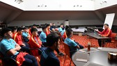Trưởng đoàn Trần Anh Tú trò chuyện với toàn đội hôm 15-9