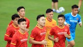 Đọi tuyển Việt Nam trên sân tập chiều 16-9