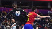Một pha sóng gió trước khung thành thủ môn Bebe (BĐN). Ản: FIFA